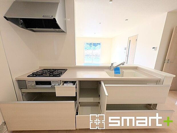 〜人気のカウンターキッチン〜 ・キッチンには余計な柱が無いので、リビングが見渡せ開放感のある造りとなっております。 ・蛇口には浄水器が内蔵されるなど機能面でも優れたキッチンです。 