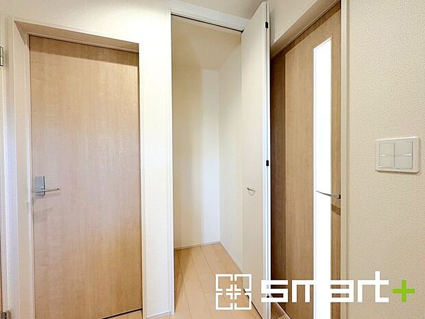 ~ちょっとした空間も有効活用~ ・廊下も無駄にせずしっかりと収納をご用意。ちょっとしたスペースも無駄にしません。 ・掃除機など意外と置場に困る物もしっかりと収納可能です。