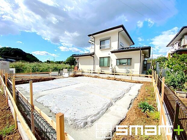 〜閑静な住宅街の立地〜 ・周辺は閑静な住宅街となっておりますので、静かな暮らしをご実現いただけます。 ・前面道路の交通量も多くないので、小さなお子様がいるご家庭でもご安心ですね。 