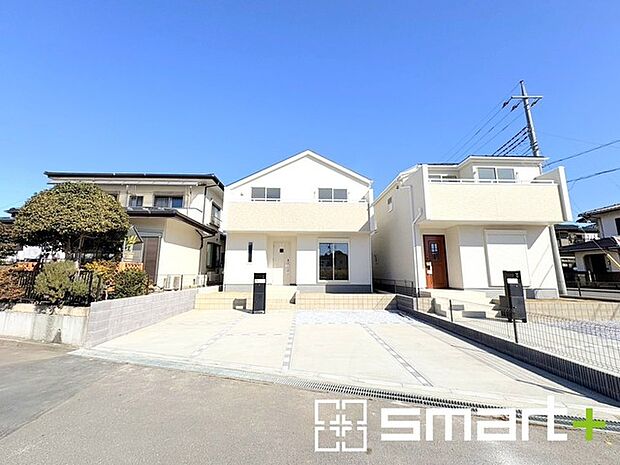 ~ゆとりあるカースペース~ ・セカンドカーや来客時にも困らないカースペース2台分は並列駐車可能でお車の出し入れもラクラク。 ・カーポートなどのオプションもお気軽にご相談くださいませ。