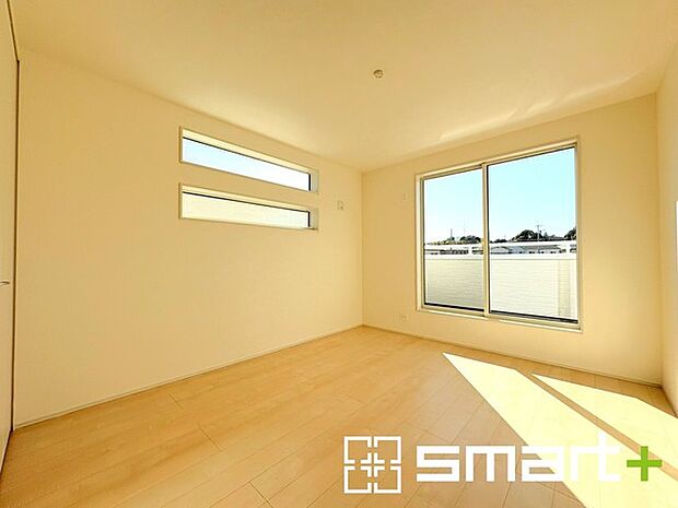 ~バルコニーに面した洋室~ ・バルコニー側の大きな窓からたっぷりの日差しが舞い込み、お部屋全体を優しく包み込んでくれます。 ・ゆとりある広さでご夫婦やご兄弟でもゆったりお過ごしいただけます。