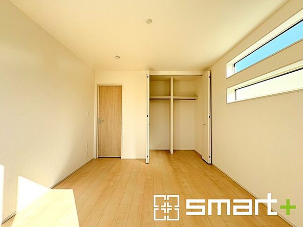 〜明るく暖かな光が差し込む洋室〜 ・窓からたっぷりの光が舞い込み、お部屋全体を優しく包み込んでくれます。 ・収納スペース付きの明るい洋室は、お子様のお部屋にもぴったりですね。