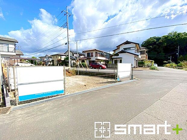 〜十分な広さのある前面道路〜 ・前面道路は約6ｍございますので、お車でのすれ違いも楽々で余計なストレスがかかりません。 ・日々お車での移動が多い方には大切なポイントですね。 