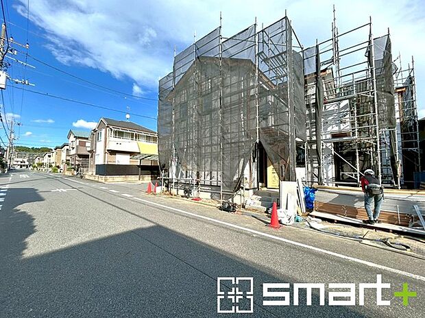 〜十分な広さのある前面道路〜 ・前面道路は約8ｍございますので、お車でのすれ違いも楽々で余計なストレスがかかりません。 ・日々お車での移動が多い方には大切なポイントですね。 