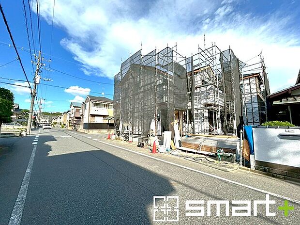 〜閑静な住宅街の立地〜 ・周辺は閑静な住宅街となっておりますので、静かな暮らしをご実現いただけます。 ・前面道路の交通量も多くないので、小さなお子様がいるご家庭でもご安心ですね。 