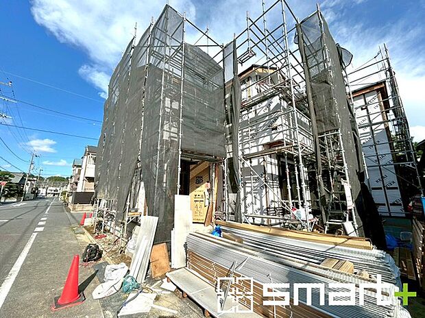 〜ベタ基礎でしっかりとした土台〜 ・コンクリートの中に鉄筋を配し強度を高めた「ベタ基礎」を採用。 ・しっかりとした土台を造ったうえで、その上に建物が築造されていきます。 