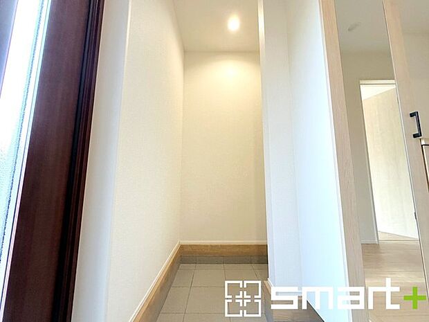 〜シューズインクロークをご用意〜 ・追加の靴置きとしてはもちろん、ベビーカーやゴルフ・スキーなど趣味の用具の置場としてもご利用いただけます。 ・玄関が広がる事で開放感のある空間となります。 