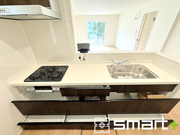 〜人気のカウンターキッチン〜 ・キッチンには余計な柱が無いので、リビングが見渡せ開放感のある造りとなっております。 ・蛇口には浄水器が内蔵されるなど機能面でも優れたキッチンです。 