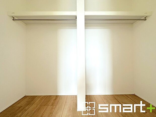 〜憧れのウォークインクローゼット〜 ・居室にウォークインを設ける事で季節ものや趣味の用具などもスッキリと収納可能です。 ・ぜひ現地でその便利さをご体感くださいませ。 