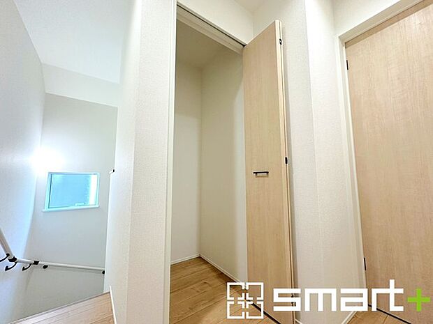 ~ちょっとした空間も有効活用~ ・廊下も無駄にせずしっかりと収納をご用意。ちょっとしたスペースも無駄にしません。 ・掃除機など意外と置場に困る物もしっかりと収納可能です。