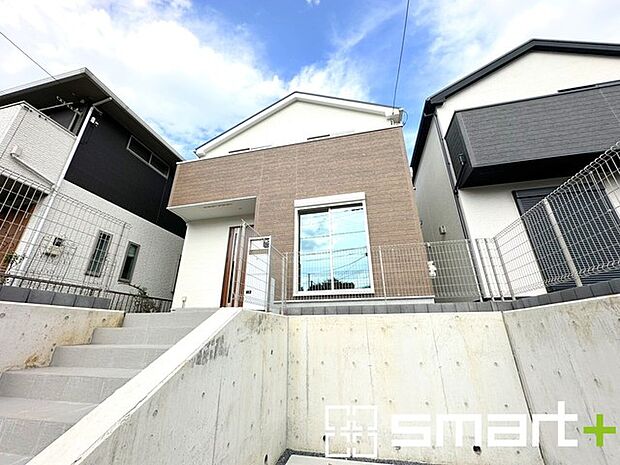 ~閑静な住宅街の立地~ ・周辺は閑静な住宅街となっておりますので、静かな暮らしをご実現いただけます。 ・前面道路の交通量も多くないので、小さなお子様がいるご家庭でもご安心ですね。