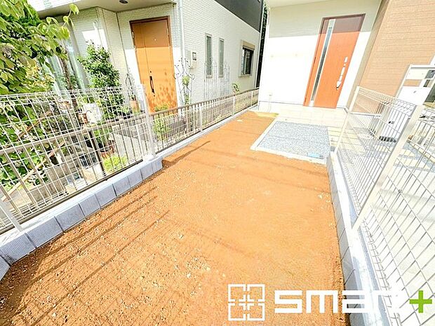 ~お庭もある余裕の敷地~ ・広々した敷地にはお庭もご用意。お庭があるだけで余裕を感じますね。 ・防草シートや人工芝の敷設などのオプションもお気軽にご相談くださいませ。