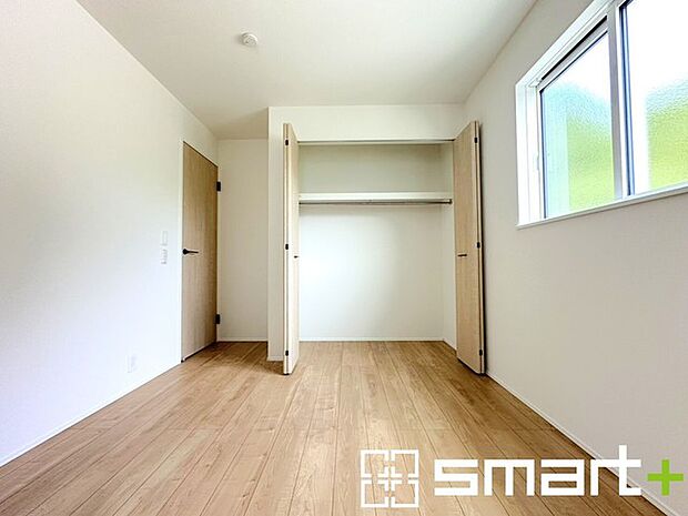 ~収納豊富な洋室~ ・各居室に備え付けの収納をご用意。タンスなどを置く場合と比べ出っ張らないので部屋の中を有効のご活用いただけます。 ・収納の広さなどぜひ現地でご確認くださいませ。