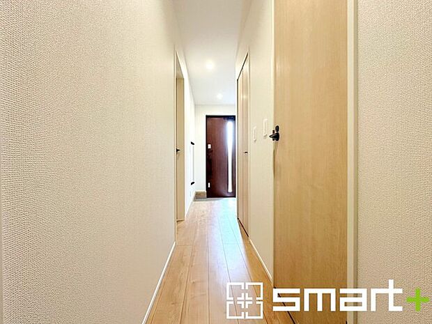 〜玄関すぐのファミリークローク〜 ・玄関から入ってすぐの廊下に設けた便利なファミリークローク。 ・コートや日用品をすぐに収納でき、出入りがスムーズです。