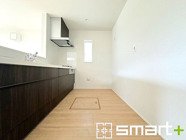 〜使い勝手の良いシステムキッチン〜 ・料理がしやすい設計のキッチンでお料理もはかどりますね。 ・もちろんキッチン下部は収納になっておりますので、フライパンなども収納可能です。 