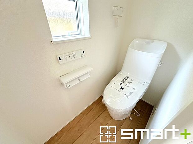 ~窓付きトイレで快適空間~ ・明るい日差しと風が通り、湿気がこもりにくく、いつも清潔に保てます。 ・最近はタンクレストイレもございますが、タンク式の場合は停電時もお水を流すことが可能。