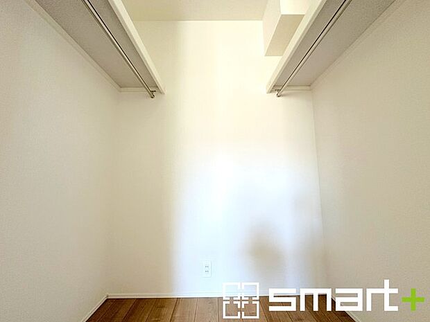 ~憧れのウォークインクローゼット~ ・居室にウォークインを設ける事で季節ものや趣味の用具などもスッキリと収納可能です。 ・ぜひ現地でその便利さをご体感くださいませ。