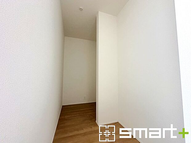 〜パントリーのあるお住まい〜 ・キッチン横にパントリー(食糧庫)をご用意。買い溜めした食材などはもちろん、ティッシュなどの置場としてもご利用いただけます。 ・ぜひ現地でご確認くださいませ。