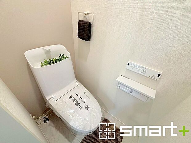 ~やはり便利なタンク式トイレ~ ・最近はタンクレストイレもございますが、タンク式の場合は停電時もお水を流すことが可能。 ・故障時なども比較的費用が安くなるなど、メリットが多くなります。