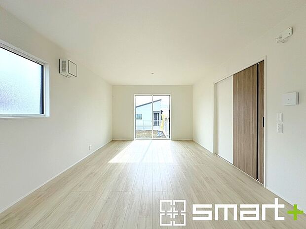 ~穏やかな陽の入るLDK~ ・大きな窓のあるLDKは陽当りも良好で明るい空間となっております。 ・ご家族団らんなど過ごす時間の多いLDKが明るいのは嬉しいポイントですね。