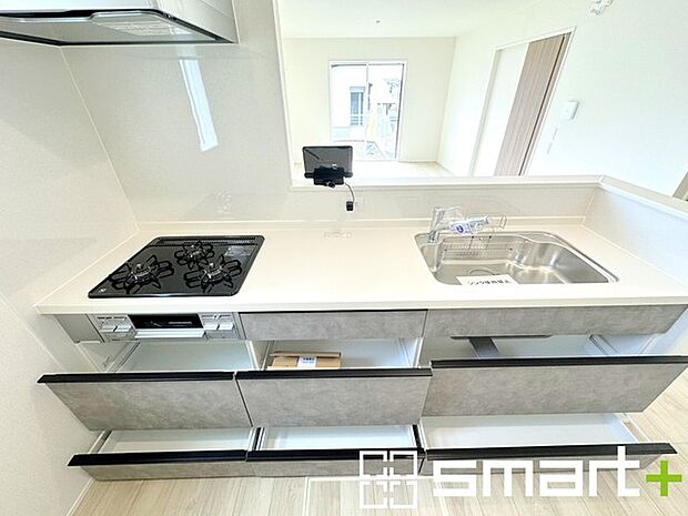 〜人気のカウンターキッチン〜 ・キッチンには余計な柱が無いので、リビングが見渡せ開放感のある造りとなっております。 ・蛇口には浄水器が内蔵されるなど機能面でも優れたキッチンです。