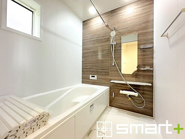 〜浴室乾燥機付きの浴室〜 ・浴室には乾燥機が付いているので雨の日でも洗濯物を干すことが可能です。 ・水はけの良い床材など機能面も充実。マイクロバブルなどオプションもご相談くださいませ。