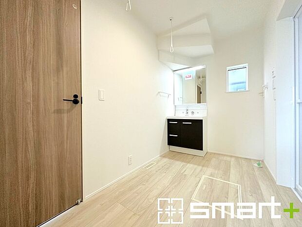 ~余裕のある広さの洗面スペース~ ・洗面スペースを大きめに取る事でリネン置場などにも困らず、洗濯なども楽々行っていただけます。 ・洗面が広い物件は意外と少ないので、ぜひご覧くださいませ。