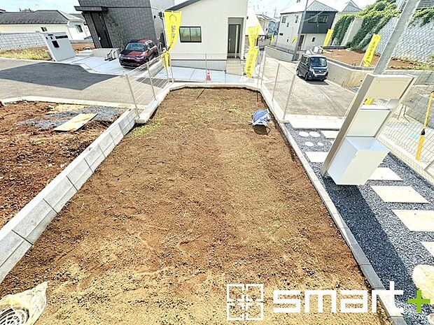 ~お庭もある余裕の敷地~ ・広々した敷地にはお庭もご用意。お庭があるだけで余裕を感じますね。 ・防草シートや人工芝の敷設などのオプションもお気軽にご相談くださいませ。