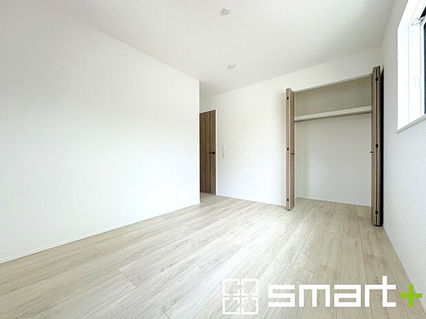 〜クローゼットのあるお部屋〜 ・人気のクローゼットをご用意。季節物や趣味の道具などもスッキリと収納が可能です。 ・最近流行りの収納術などもぜひご活用くださいませ。