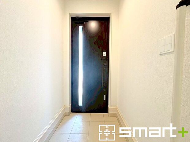 〜余裕の広さの玄関〜 ・玄関スペースを大きく取る事でご帰宅された際の開放感が違います。 ・お客様を出迎える顔にもなる玄関、この広さは魅力的ですね。ぜひ現地でご体感くださいませ。 