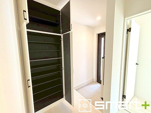 〜十分な容量のシューズボックス〜 ・備え付けのシューズボックスは充分な容量を確保。 ・より大型のものへのご変更などご希望の方もお気軽にご相談くださいませ。 