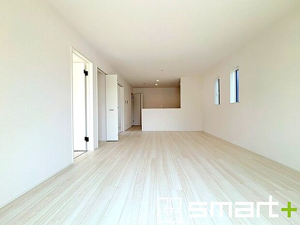 〜余裕の空間が広がるＬＤＫ〜 ・18帖あるＬＤＫはご家族団らんのお時間を余裕の広さで演出してくれます。 ・ご内覧の際は家具の配置などもイメージしながらご覧くださいませ。  