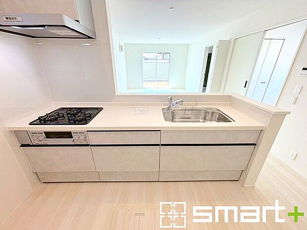 〜使い勝手の良いシステムキッチン〜 ・料理がしやすい設計のキッチンでお料理もはかどりますね。 ・もちろんキッチン下部は収納になっておりますので、フライパンなども収納可能です。 