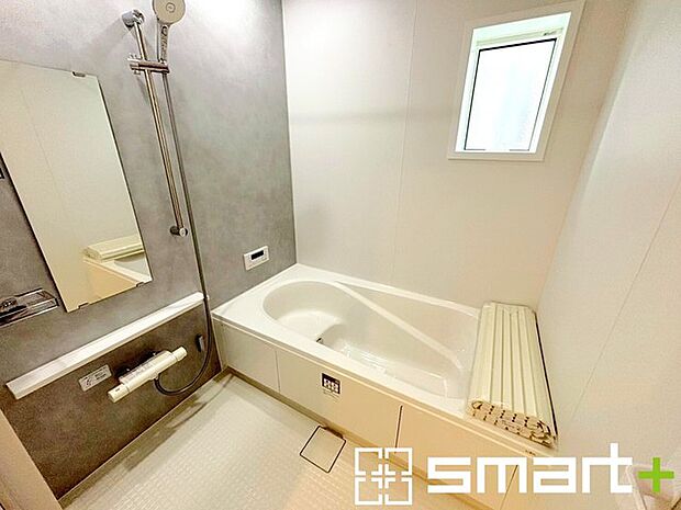 〜浴室乾燥機付きの浴室〜 ・浴室には乾燥機が付いているので雨の日でも洗濯物を干すことが可能です。 ・水はけの良い床材など機能面も充実。マイクロバブルなどオプションもご相談くださいませ。 