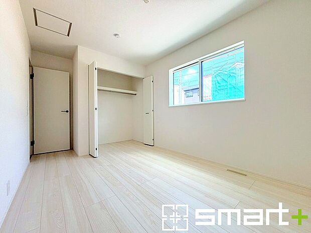 〜収納豊富な洋室〜 ・各居室に備え付けの収納をご用意。タンスなどを置く場合と比べ出っ張らないので部屋の中を有効のご活用いただけます。 ・収納の広さなどぜひ現地でご確認くださいませ。 