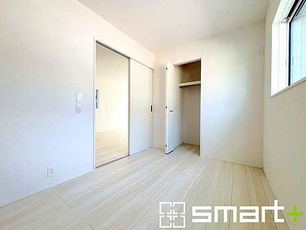 〜自然な風合いの洋室〜 ・ナチュラルな色彩で纏められた洋室は家具のコーディネートもしやすくなっております。 ・どんな家具にするか考えるだけでも楽しくなってきますね。 