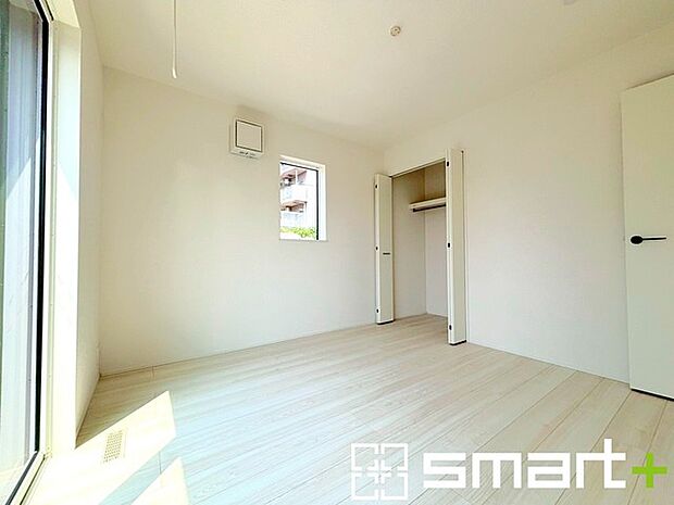 〜2面採光の明るいお部屋〜 ・洋室は2面採光とする事で穏やかな陽の入る明るい空間となっております。 ・くつろぎのプライベート時間を明るい空間で穏やかにお過ごしいただけます。 