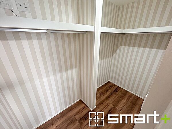 ～憧れのウォークインクローゼット～ ・居室にウォークインを設ける事で季節ものや趣味の用具などもスッキリと収納可能です。 ・ぜひ現地でその便利さをご体感くださいませ。
