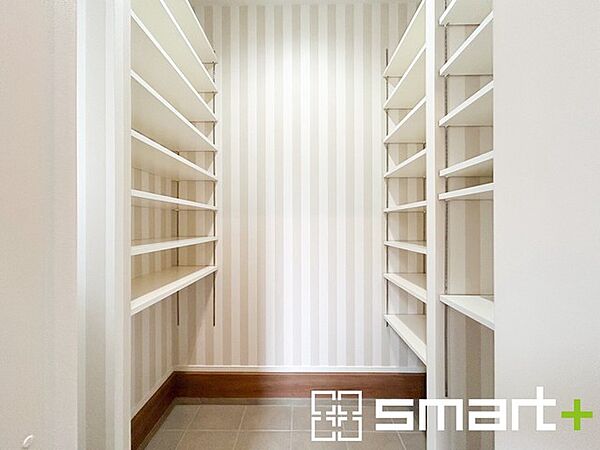 ～シューズインクロークをご用意～ ・追加の靴置きとしてはもちろん、ベビーカーやゴルフ・スキーなど趣味の用具の置場としてもご利用いただけます。 ・玄関が広がる事で開放感のある空間となります。