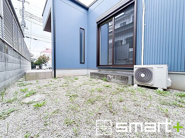 ～お庭もある余裕の敷地～ ・広々した敷地にはお庭もご用意。お庭があるだけで余裕を感じますね。 ・防草シートや人工芝の敷設などのオプションもお気軽にご相談くださいませ。