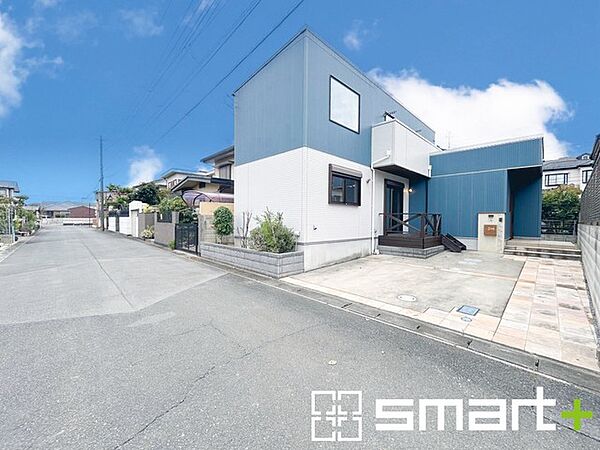～閑静な住宅街の立地～ ・周辺は閑静な住宅街となっておりますので、静かな暮らしをご実現いただけます。 ・前面道路の交通量も多くないので、小さなお子様がいるご家庭でもご安心ですね。