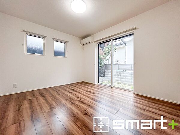 ～2面採光の明るいお部屋～ ・洋室は2面採光とする事で穏やかな陽の入る明るい空間となっております。 ・くつろぎのプライベート時間を明るい空間で穏やかにお過ごしいただけます。