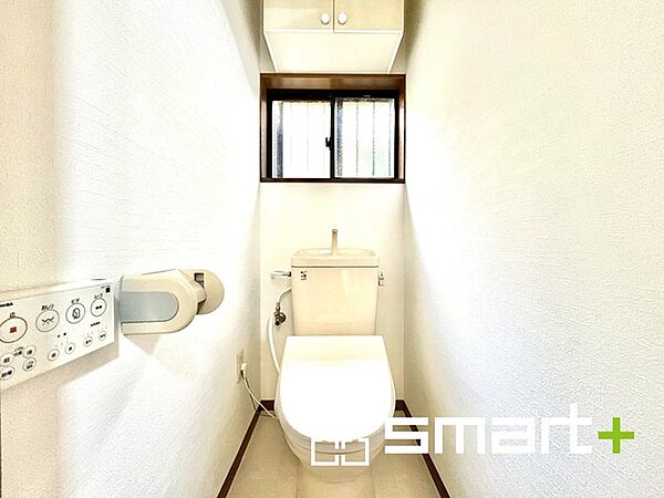 ～やはり便利なタンク式トイレ～ ・最近はタンクレストイレもございますが、タンク式の場合は停電時もお水を流すことが可能。 ・故障時なども比較的費用が安くなるなど、メリットが多くなります。