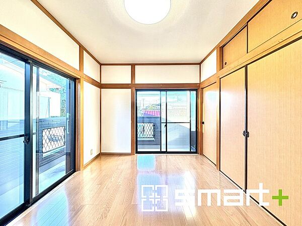 ～2面採光の明るいお部屋～ ・洋室は2面採光とする事で穏やかな陽の入る明るい空間となっております。 ・くつろぎのプライベート時間を明るい空間で穏やかにお過ごしいただけます。