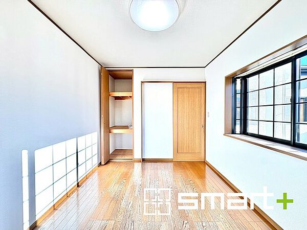 ～収納豊富な洋室～ ・各居室に備え付けの収納をご用意。タンスなどを置く場合と比べ出っ張らないので部屋の中を有効のご活用いただけます。 ・収納の広さなどぜひ現地でご確認くださいませ。