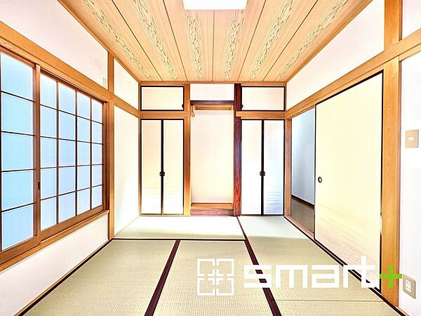 ～くつろぎの和室空間～ ・物入れがあり、日用品や季節物の収納にも便利です。 ・二面採光で明るく風通しが良く、穏やかな光が差し込む心地よい空間です。
