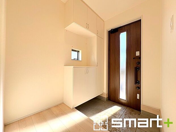 〜穏やかな陽が入る玄関〜 ・窓に加えて玄関ドアのガラス部分からも穏やかな陽が入り、明るい玄関になります。 ・備え付けのシューズボックスはたっぷりしまえて玄関がスッキリ片付きますね。