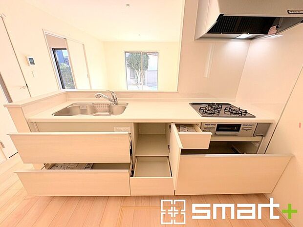 〜人気のカウンターキッチン〜 ・キッチンには余計な柱が無いので、リビングが見渡せ開放感のある造りとなっております。 ・蛇口には浄水器が内蔵されるなど機能面でも優れたキッチンです。