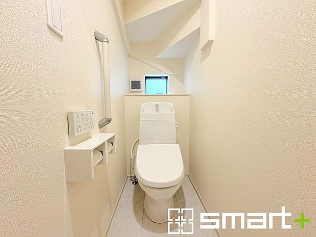 〜窓付きの明るいトイレ〜 ・使用後や掃除の際に窓を開ければ、外からの新鮮な空気を取り込み素早く換気ができます。 ・埋め込み収納付きでストックや掃除用具もスッキリ片付きますね。