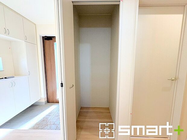 〜ちょっとした空間も有効活用〜 ・廊下も無駄にせずしっかりと収納をご用意。ちょっとしたスペースも無駄にしません。 ・掃除機など意外と置場に困る物もしっかりと収納可能です。